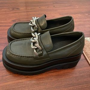 Jeffrey Campbell olive green leather platform loafers with chain - size 7